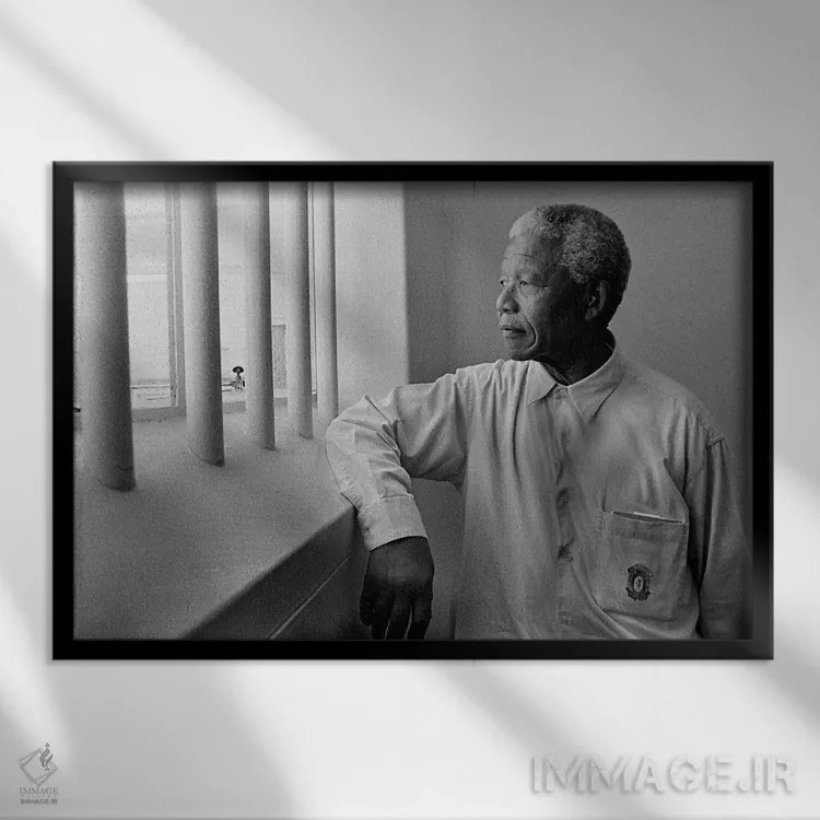 تابلو پرترهٔ نلسون ماندلا اثر هنرمند ناشناس - نمای قابدار مشکی