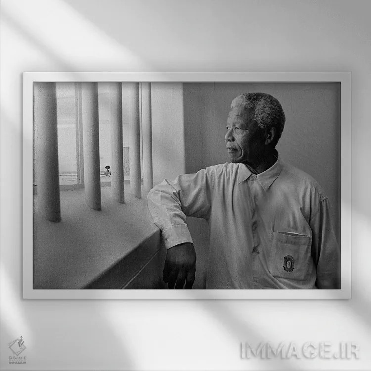 تابلو پرترهٔ نلسون ماندلا اثر هنرمند ناشناس - نمای قابدار سفید