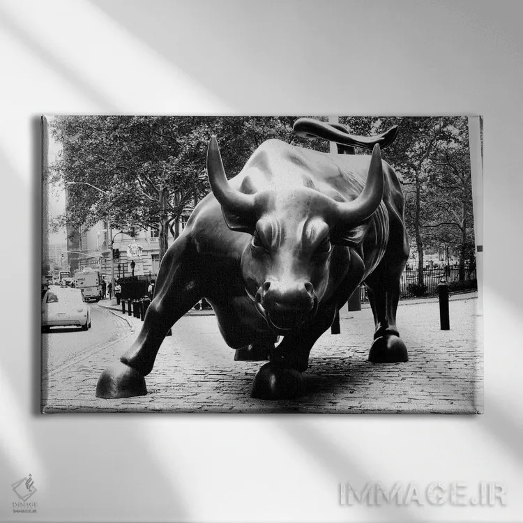 تابلو مجسمه گاو وال استریت (سیاه و سفید) اثر هنرمند ناشناس - نمای روبهرو روی دیوار