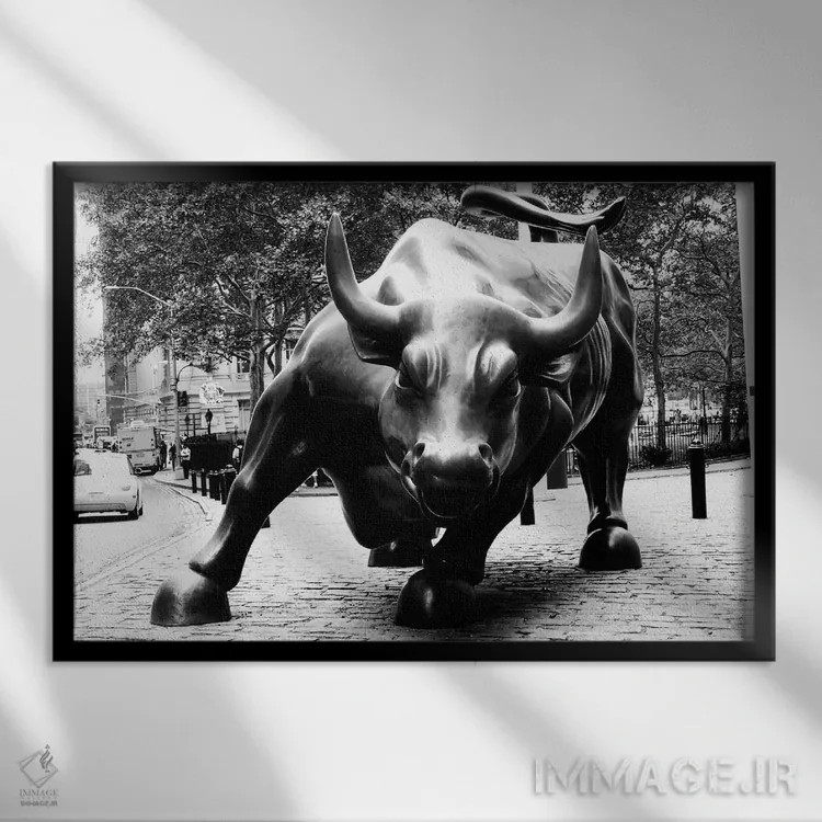 تابلو مجسمه گاو وال استریت (سیاه و سفید) اثر هنرمند ناشناس - نمای قابدار مشکی