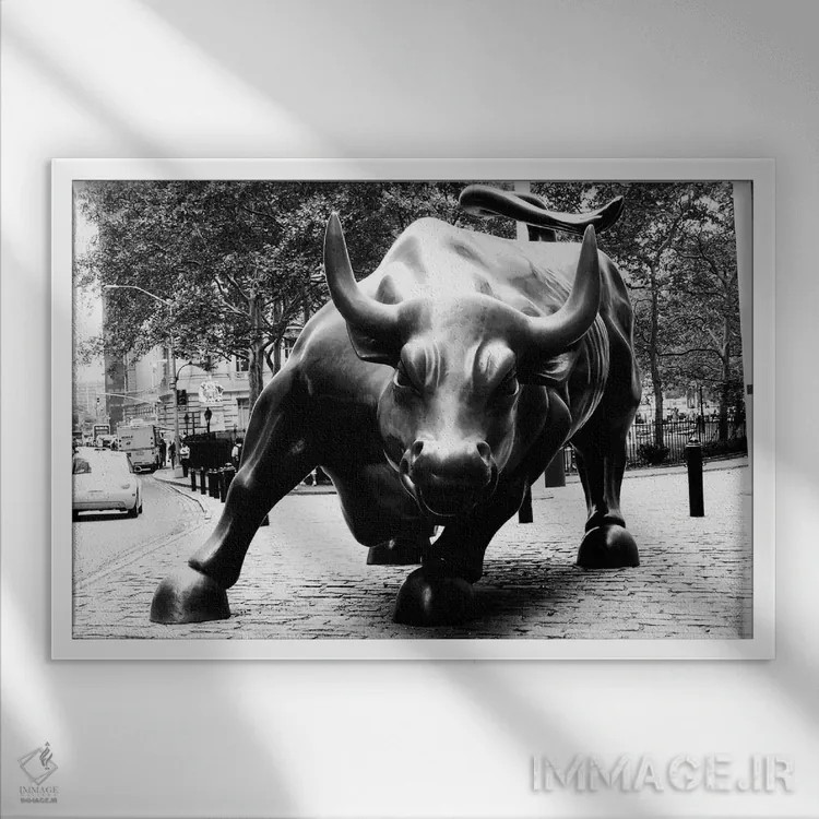 تابلو مجسمه گاو وال استریت (سیاه و سفید) اثر هنرمند ناشناس - نمای قابدار سفید