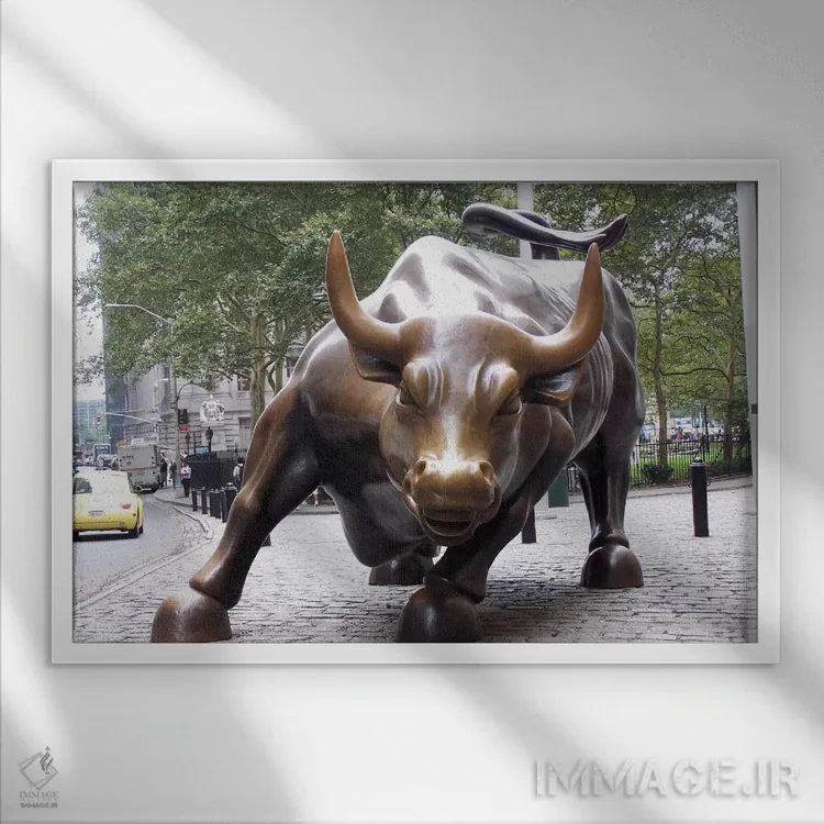 تابلو مجسمه گاو وال استریت اثر هنرمند ناشناس - نمای قابدار سفید