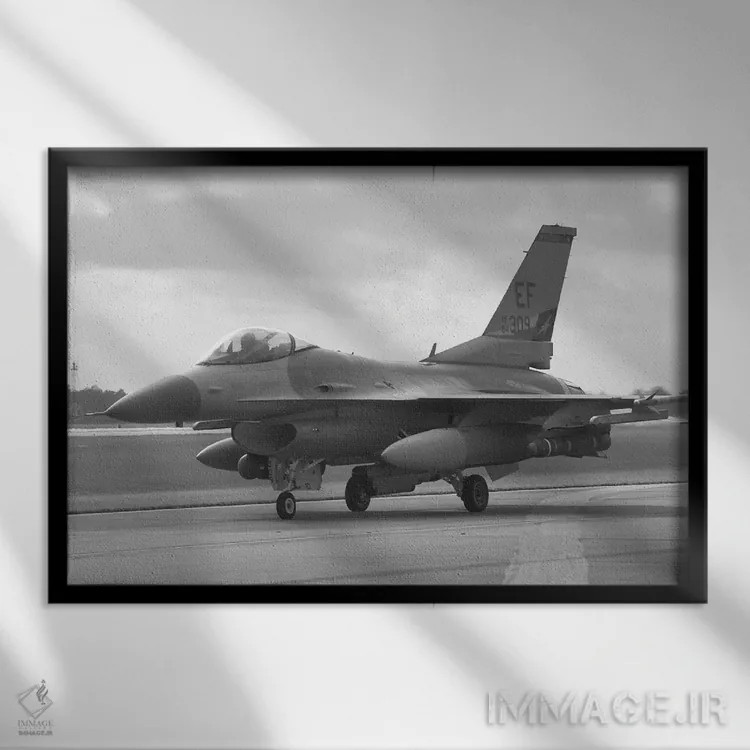 تابلو جنگنده اف-۱۶ اثر هنرمند ناشناس - نمای قابدار مشکی