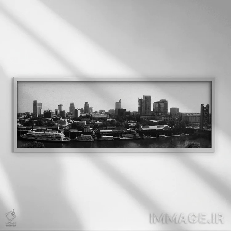 تابلو منظرهٔ گستردهٔ آسماننمای ساکرامنتو (سیاه و سفید) اثر هنرمند ناشناس - نمای قابدار سفید