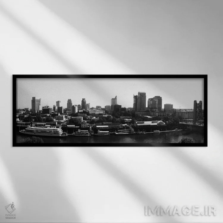 تابلو منظرهٔ گستردهٔ آسماننمای ساکرامنتو (سیاه و سفید) اثر هنرمند ناشناس - نمای قابدار مشکی
