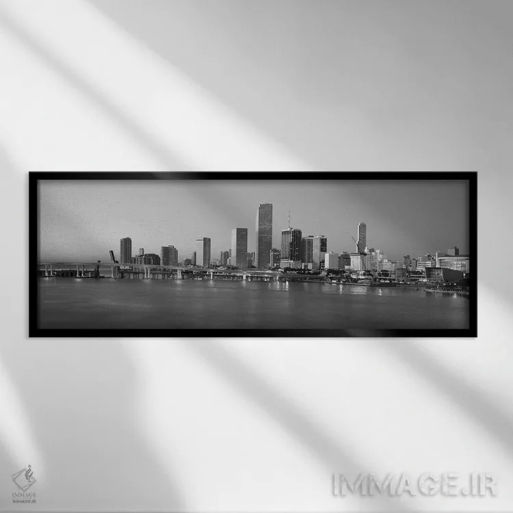 تابلو منظرهٔ گستردهٔ آسماننمای میامی (سیاه و سفید) اثر هنرمند ناشناس - نمای قابدار مشکی