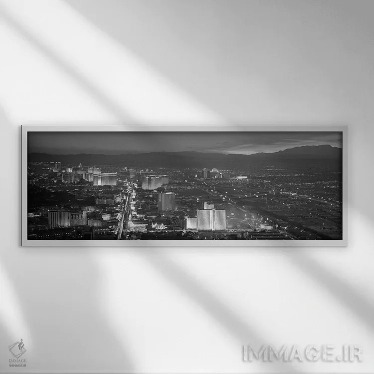 تابلو منظرهٔ گستردهٔ آسماننمای لاسوگاس (سیاه و سفید) اثر هنرمند ناشناس - نمای قابدار سفید
