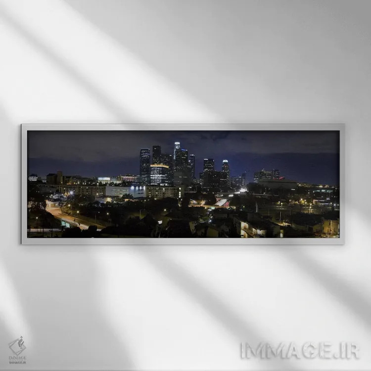 تابلو منظرهٔ گستردهٔ آسماننمای لسآنجلس (شب) اثر هنرمند ناشناس - نمای قابدار سفید