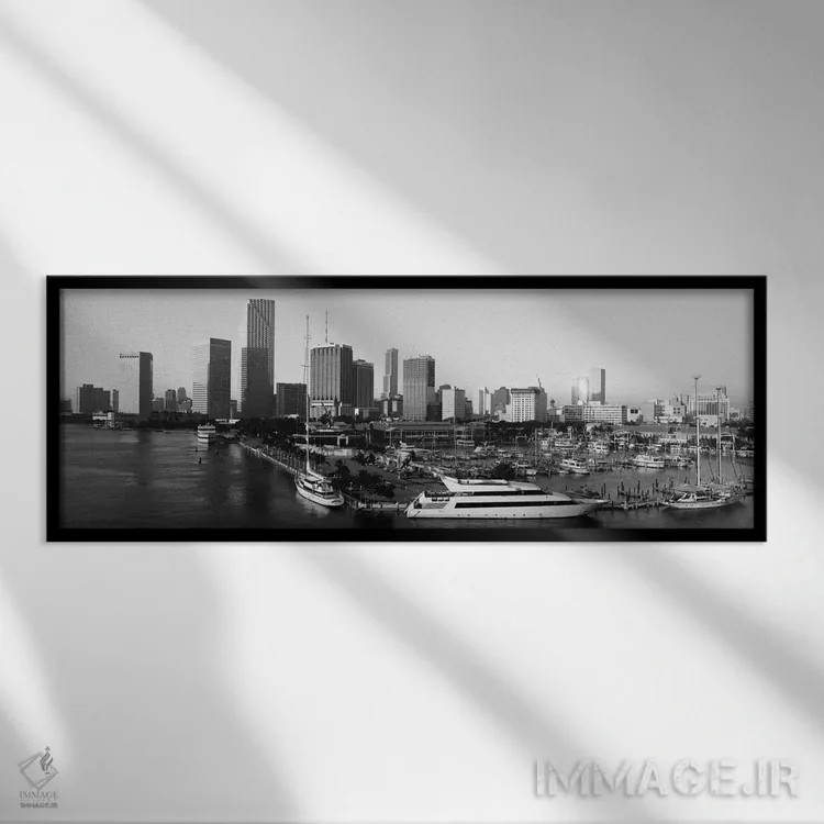تابلو منظرهٔ گستردهٔ آسماننمای میامی (سیاه و سفید) اثر هنرمند ناشناس - نمای قابدار مشکی