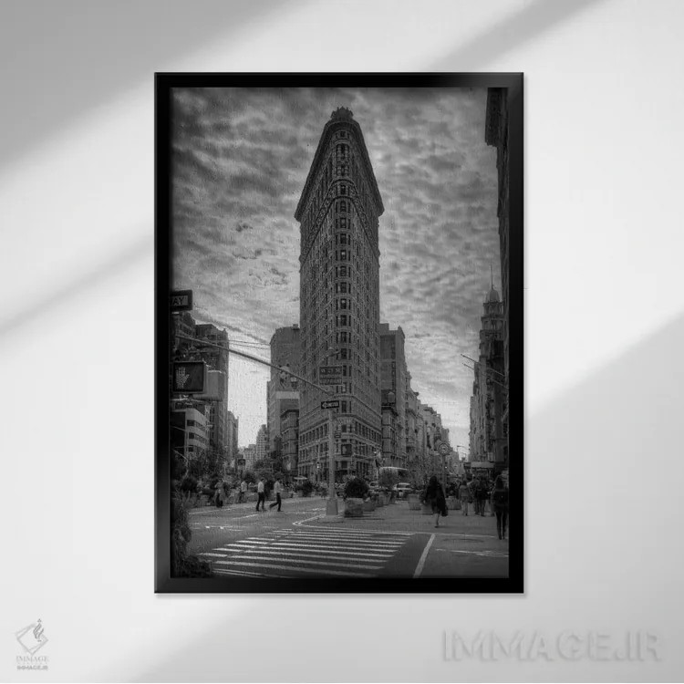 تابلو ساختمان فلتآیرون (نیویورک) اثر کریستوفر بلیس - نمای قابدار مشکی