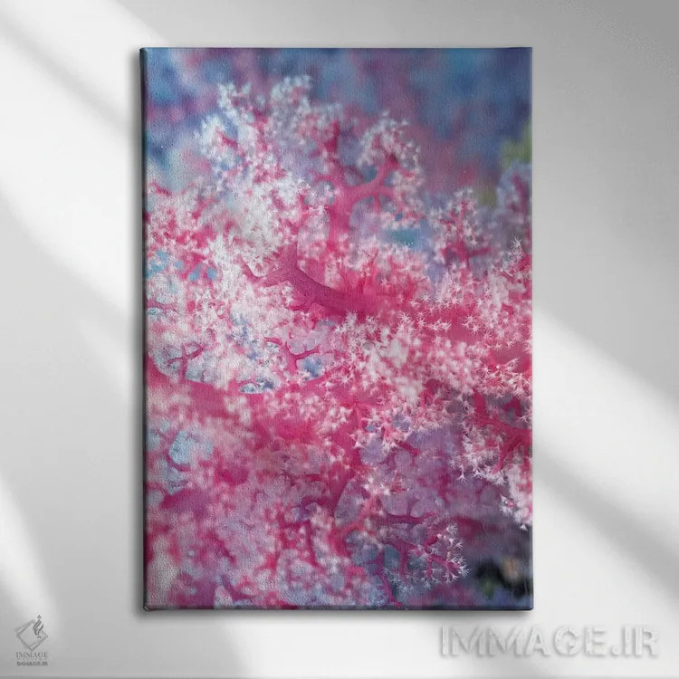 تابلو مرجان صورتی گرانبها اثر هنرمند ناشناس - نمای روبهرو روی دیوار