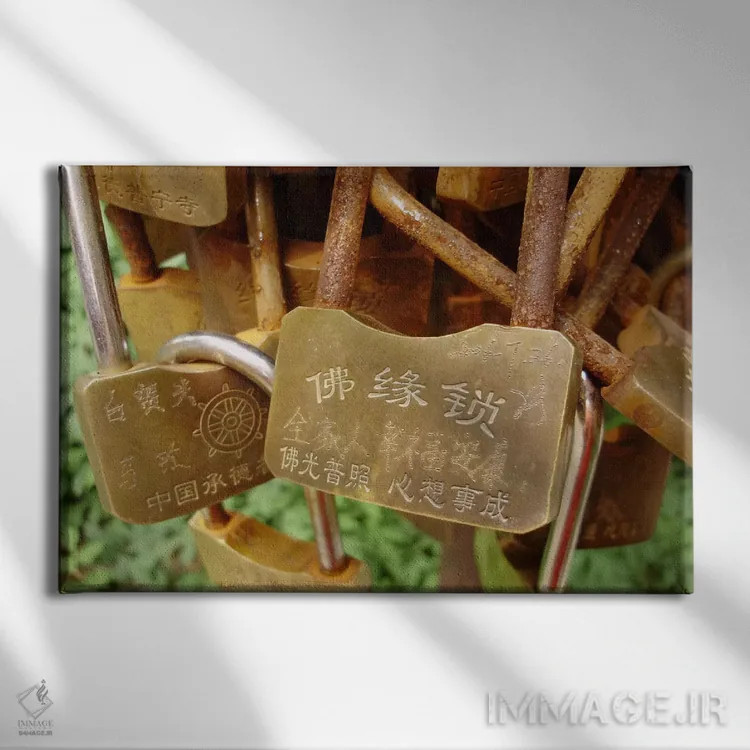 تابلو قفلهای بودایی در پونینگ اثر هنرمند ناشناس - نمای روبهرو روی دیوار