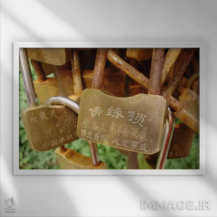 تابلو قفلهای بودایی در پونینگ اثر هنرمند ناشناس - نمای قابدار سفید