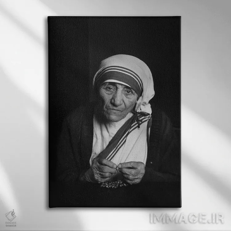 تابلو عکس مادر ترزا اثر هنرمند ناشناس - نمای روبهرو روی دیوار
