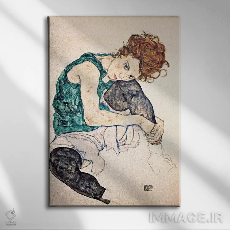 تابلو زن نشسته با زانو خمیده ۲ اثر اگون شیله (نقاش اتریشی) - نمای روبهرو روی دیوار