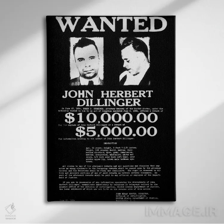 تابلو تحت تعقیب اثر فایو بای فایو کالکتیو - نمای روبهرو روی دیوار