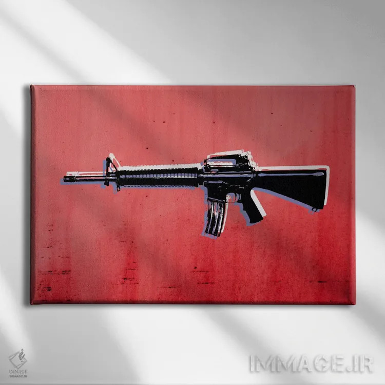 تابلو تفنگ تهاجمی M16 روی زمینه قرمز اثر مایکل تامپست - نمای روبهرو روی دیوار