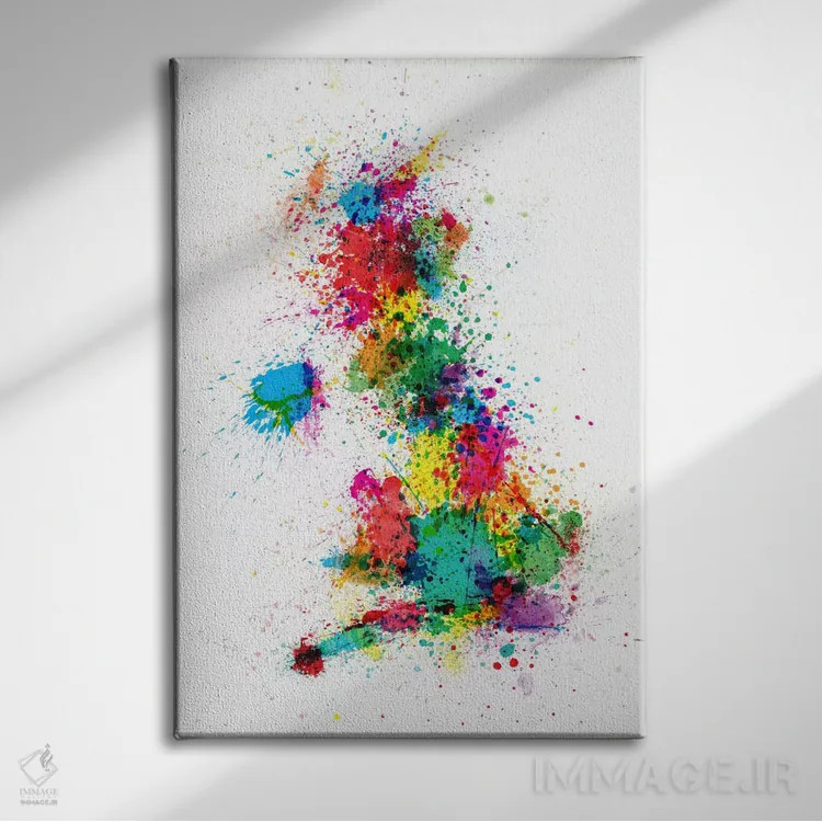 تابلو نقشهٔ بریتانیا با پاشش رنگ اثر مایکل تامپست - نمای روبهرو روی دیوار