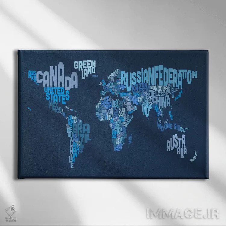 تابلو نقشهٔ تایپوگرافی جهان ۴ (آبی) اثر مایکل تامپست - نمای روبهرو روی دیوار