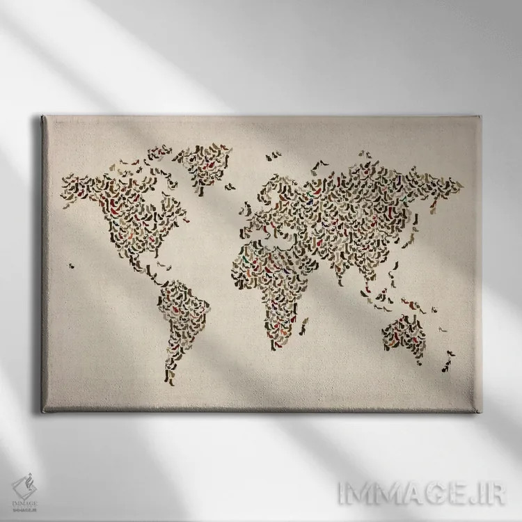 تابلو نقشهٔ جهان با کفشهای زنانه (بوت) اثر مایکل تامپست - نمای روبهرو روی دیوار