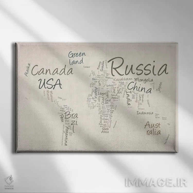 تابلو نقشهٔ جهان با کلمات ۲ اثر مایکل تامپست - نمای روبهرو روی دیوار