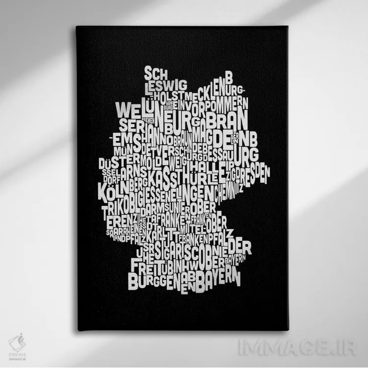 تابلو نقشهٔ متنی آلمان اثر مایکل تامپست - نمای روبهرو روی دیوار