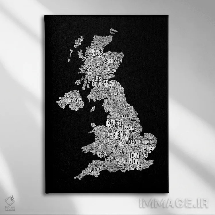 تابلو نقشهٔ متنی شهرهای بریتانیا ۲ اثر مایکل تامپست - نمای روبهرو روی دیوار