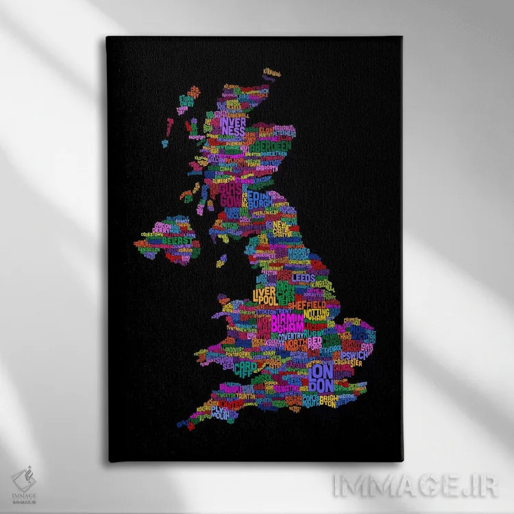 تابلو نقشهٔ متنی شهرهای بریتانیا (مشکی) اثر مایکل تامپست - نمای روبهرو روی دیوار