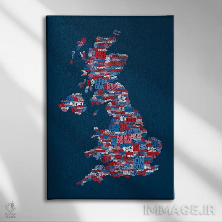 تابلو نقشهٔ متنی آبی شهرهای بریتانیا اثر مایکل تامپست - نمای روبهرو روی دیوار