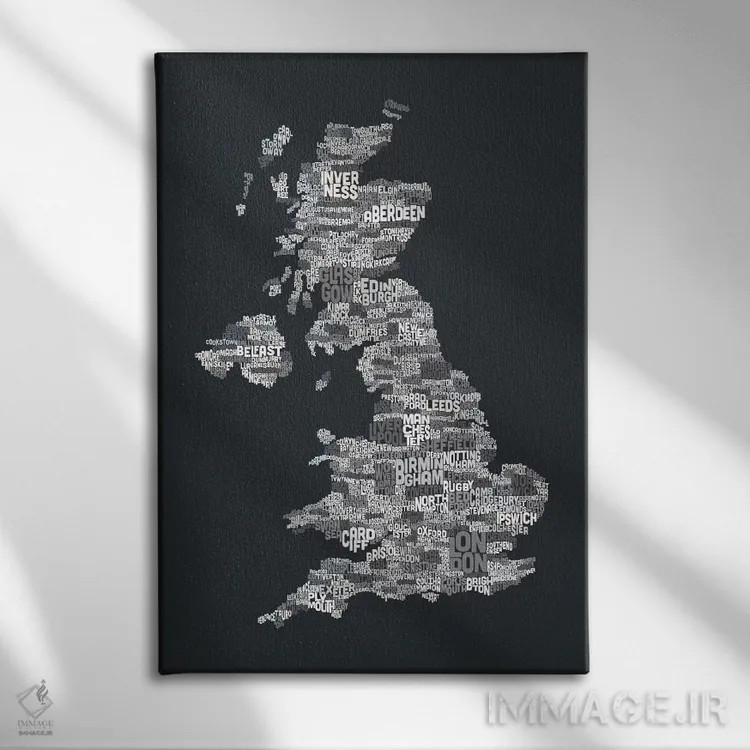 تابلو نقشهٔ متنی شهرهای بریتانیا (خاکستری) اثر مایکل تامپست - نمای روبهرو روی دیوار
