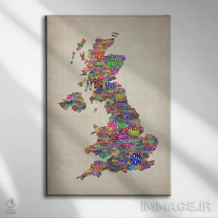 تابلو نقشهٔ متنی شهرهای بریتانیا و بریتانیای کبیر IV اثر مایکل تامپست - نمای روبهرو روی دیوار