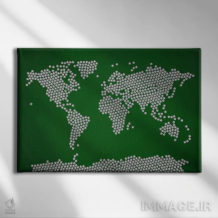 تابلو نقشهٔ جهان با توپهای فوتبال اثر مایکل تامپست - نمای روبهرو روی دیوار