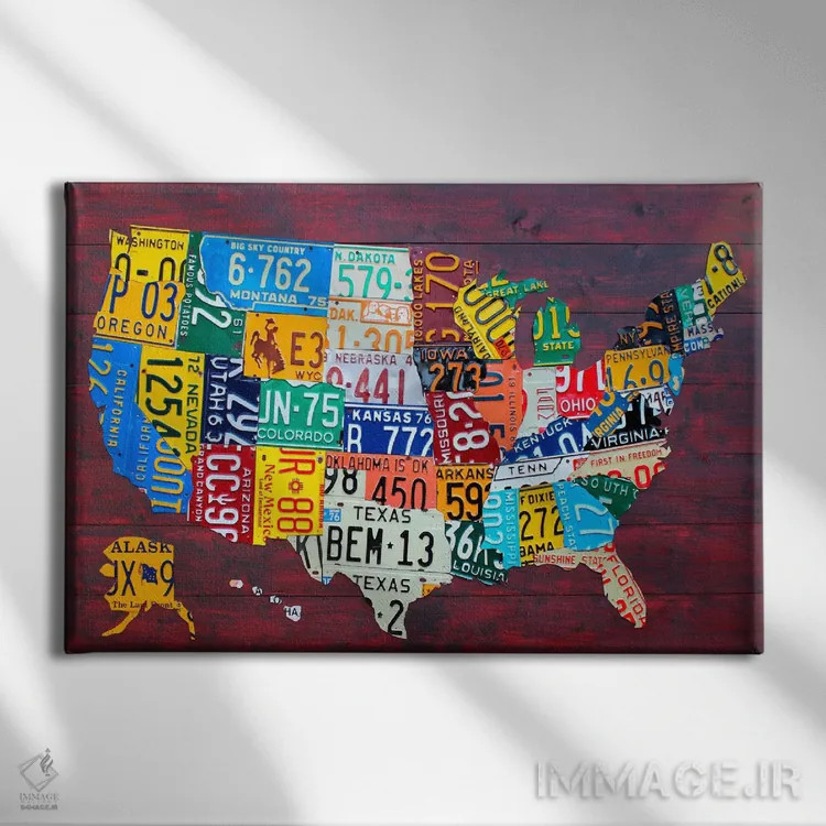 تابلو نقشهٔ آمریکا با پلاکهای بازیافتی VII اثر دیزاین ترنپایک - نمای روبهرو روی دیوار
