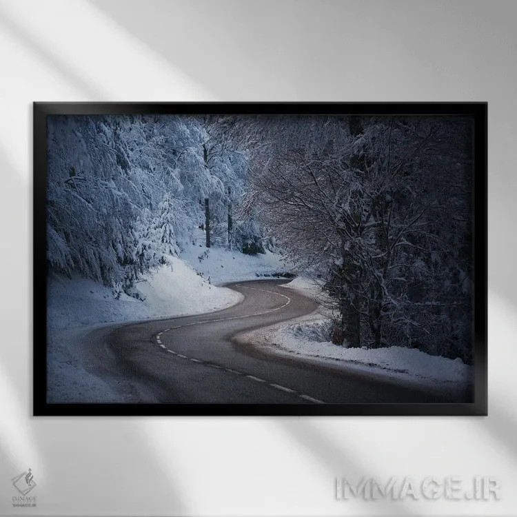 تابلو جاده پیچدار در برف اثر آنابل شابر - نمای قابدار مشکی