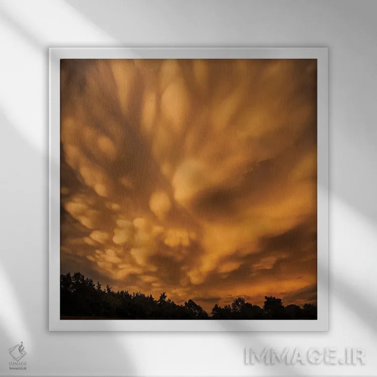 تابلو ابرهای ماموتوس در غروب اثر آنابل شابر - نمای قابدار سفید