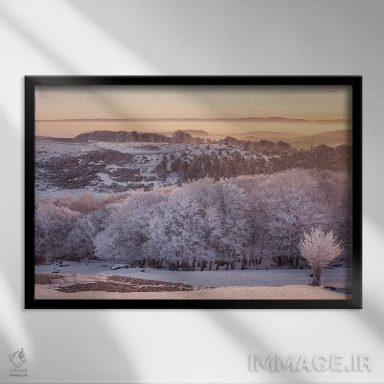 تابلو منظر یخزده در نور صبحگاهی اثر آنابل شابر - نمای قابدار مشکی