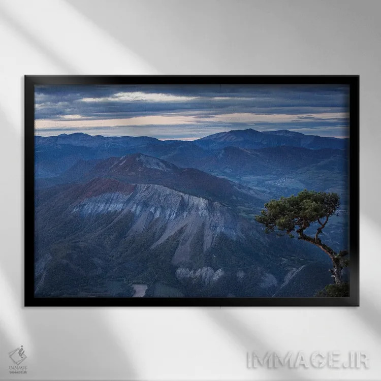 تابلو کوههای آبی در پروانس اثر آنابل شابر - نمای قابدار مشکی