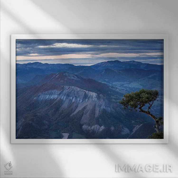 تابلو کوههای آبی در پروانس اثر آنابل شابر - نمای قابدار سفید