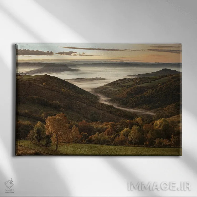 تابلو بالای مه یک صبح پاییزی اثر آنابل شابر - نمای روبهرو روی دیوار
