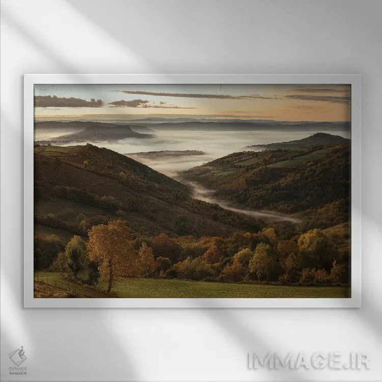 تابلو بالای مه یک صبح پاییزی اثر آنابل شابر - نمای قابدار سفید