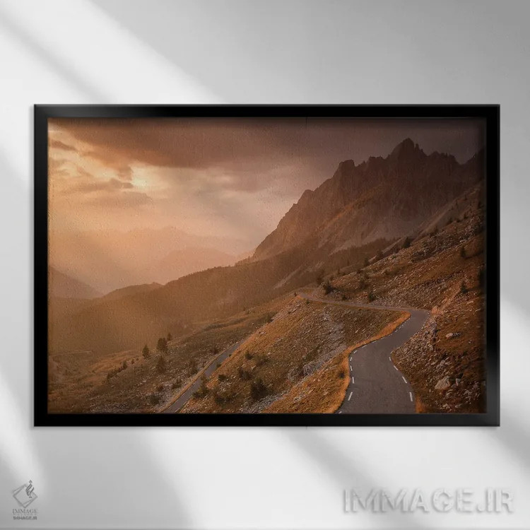 تابلو راه به سوی کوهها در طلوع آفتاب اثر آنابل شابر - نمای قابدار مشکی