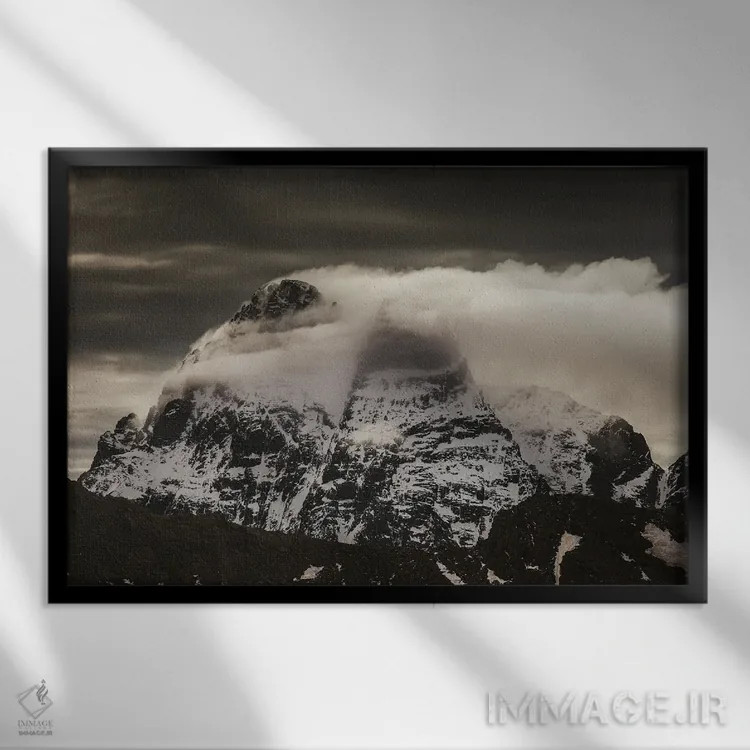 تابلو قله آلپ بازیکنان با ابرها اثر آنابل شابر - نمای قابدار مشکی