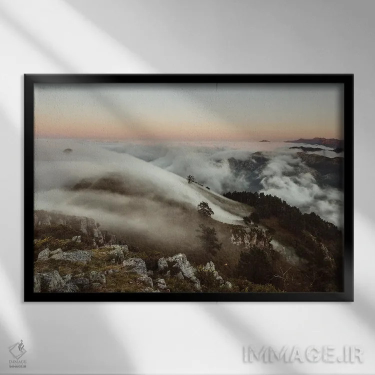 تابلو ابرهای خزنده اثر آنابل شابر - نمای قابدار مشکی