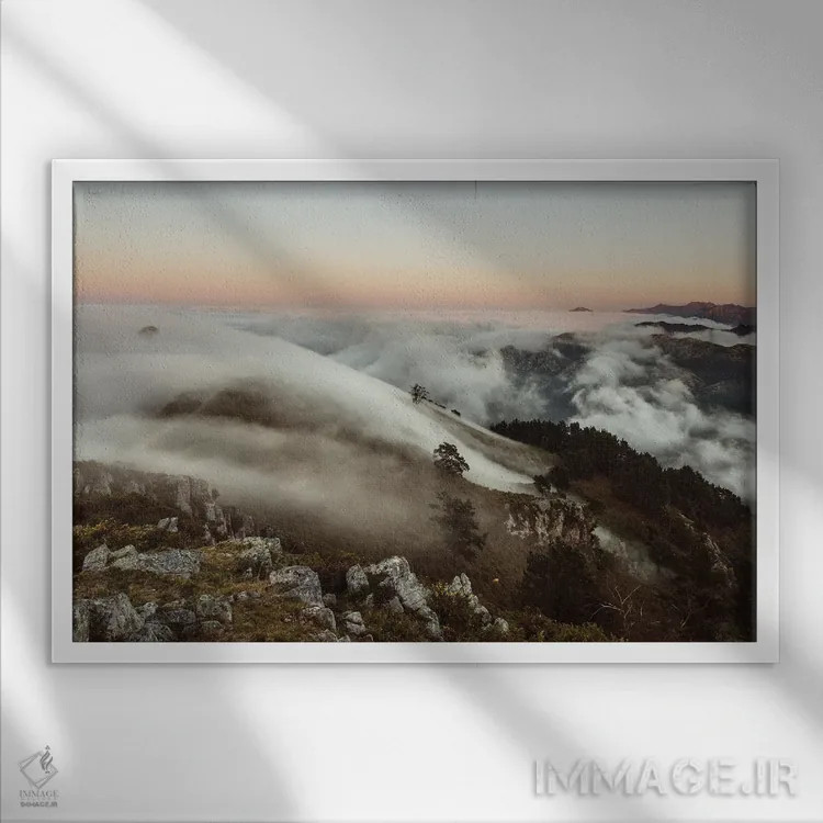 تابلو ابرهای خزنده اثر آنابل شابر - نمای قابدار سفید