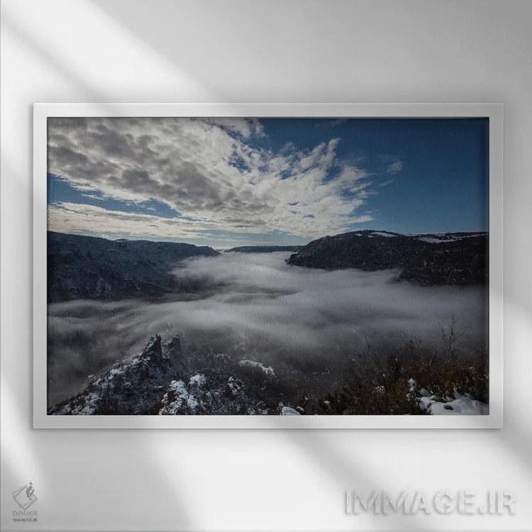 تابلو از میان ابرها و دره اثر آنابل شابر - نمای قابدار سفید
