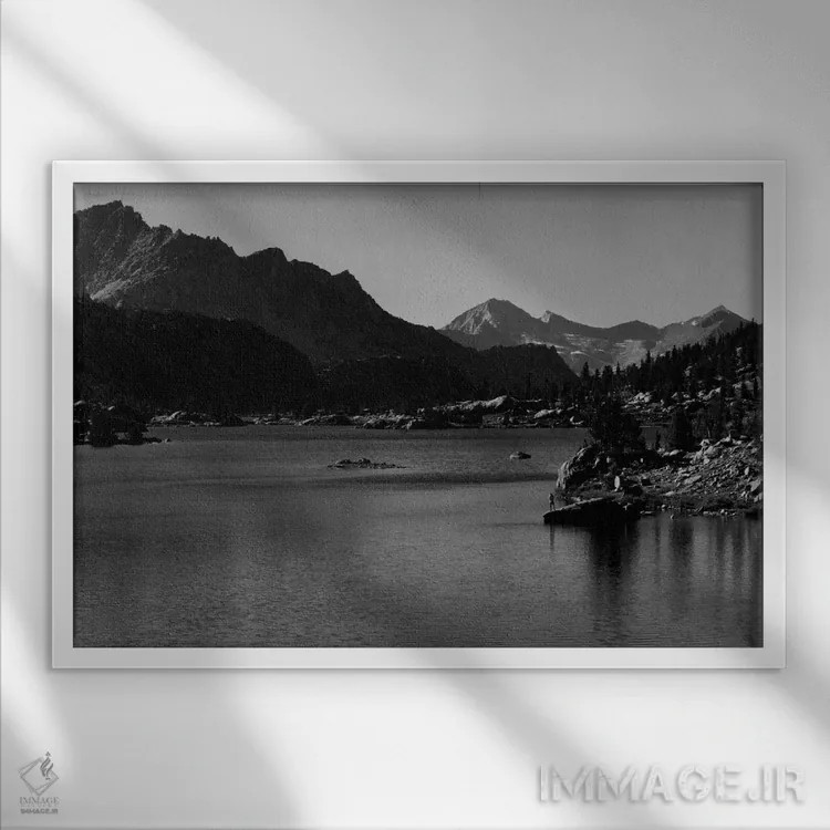 تابلو دریاچه رک (نام اختصاصی) اثر انسل آدامز (عکاس طبیعت آمریکایی) - نمای قابدار سفید