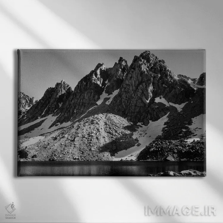 تابلو پیناکلهای کیرسج (قلههای سنگی) اثر انسل آدامز (عکاس طبیعت آمریکایی) - نمای روبهرو روی دیوار