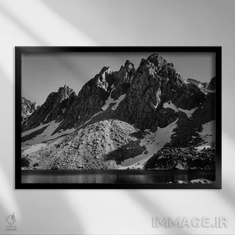 تابلو پیناکلهای کیرسج (قلههای سنگی) اثر انسل آدامز (عکاس طبیعت آمریکایی) - نمای قابدار مشکی