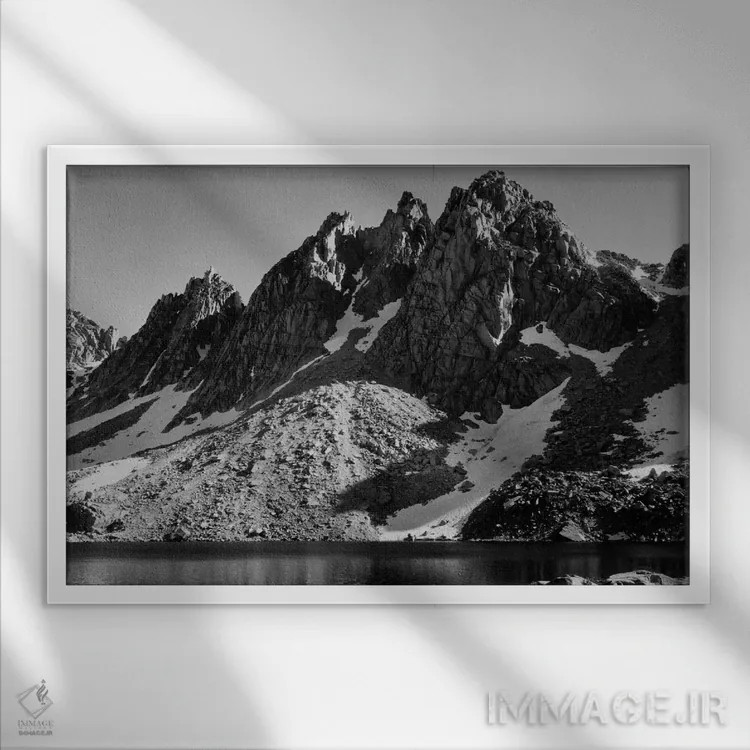 تابلو پیناکلهای کیرسج (قلههای سنگی) اثر انسل آدامز (عکاس طبیعت آمریکایی) - نمای قابدار سفید