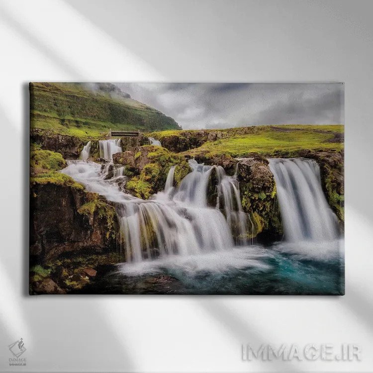 تابلو زیر آبشار اثر اندی اموس - نمای روبهرو روی دیوار